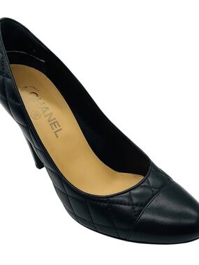 CHANEL BLACK / SILVER CC LOGO QUILTED LEATHER PUMPS